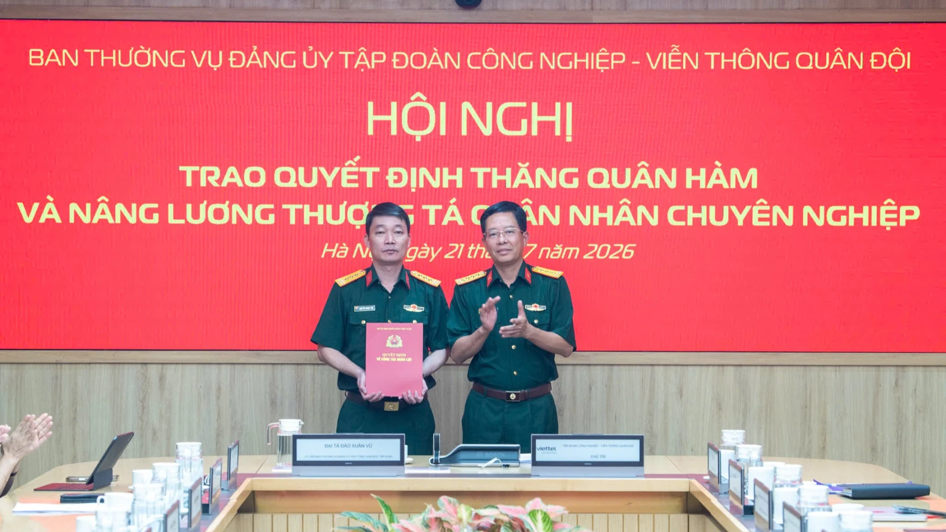 Đồng chí Nguyễn Ngọc Tân vinh dự nhận quyết định thăng quân hàm Thượng tá Quân nhân chuyên nghiệp